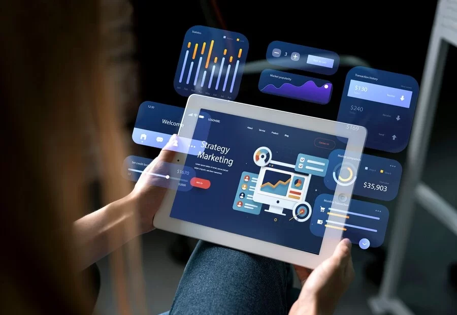 Imagem mostrando uma pessoa interagindo com um tablet que exibe dados e gráficos, representando a personalização de conteúdo com inteligência artificial.